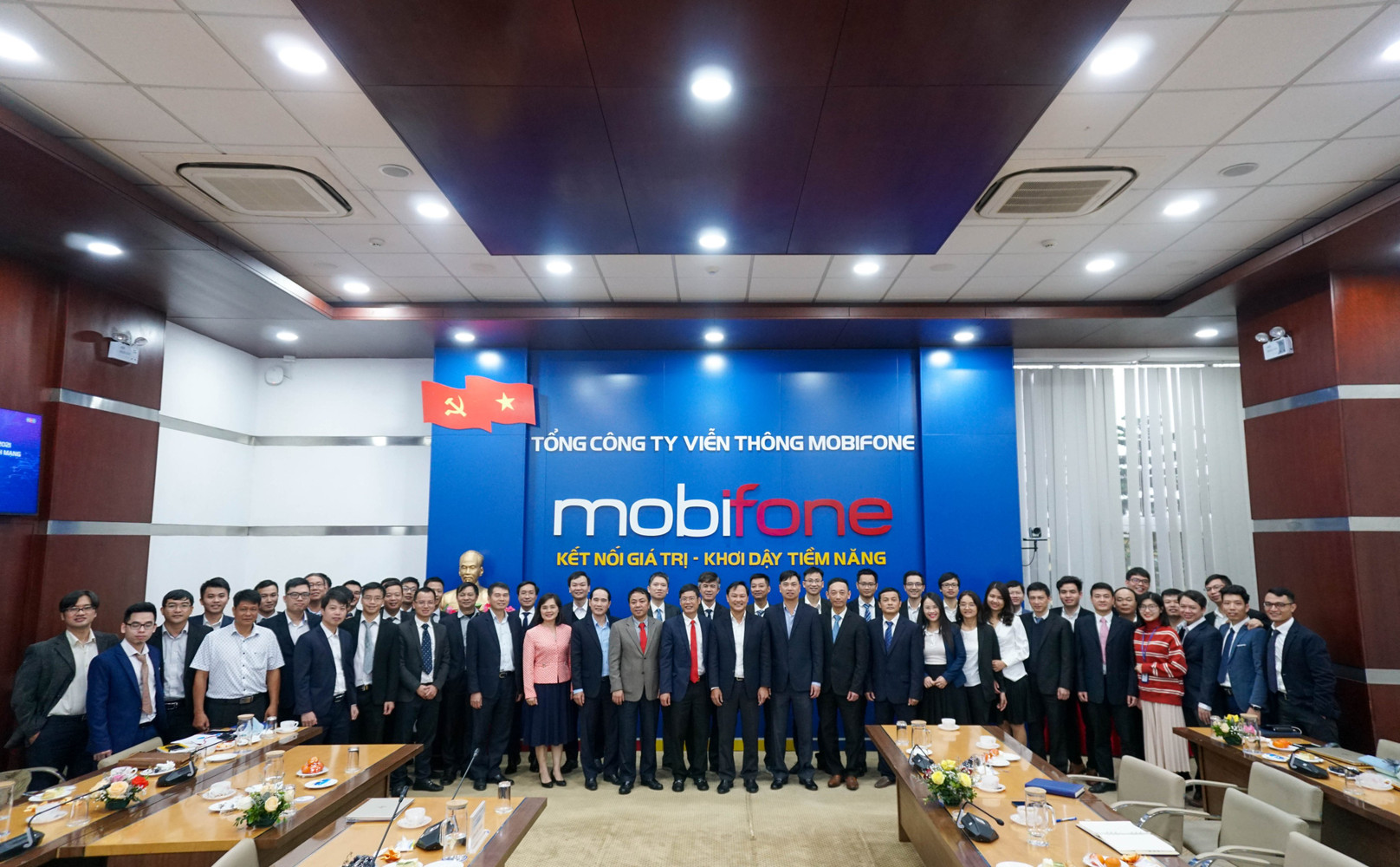 trung-tam-quan-ly-dieu-hanh-mang-noc-chi-nhanh-tong-cong-ty-vien-thong-mobifone-2